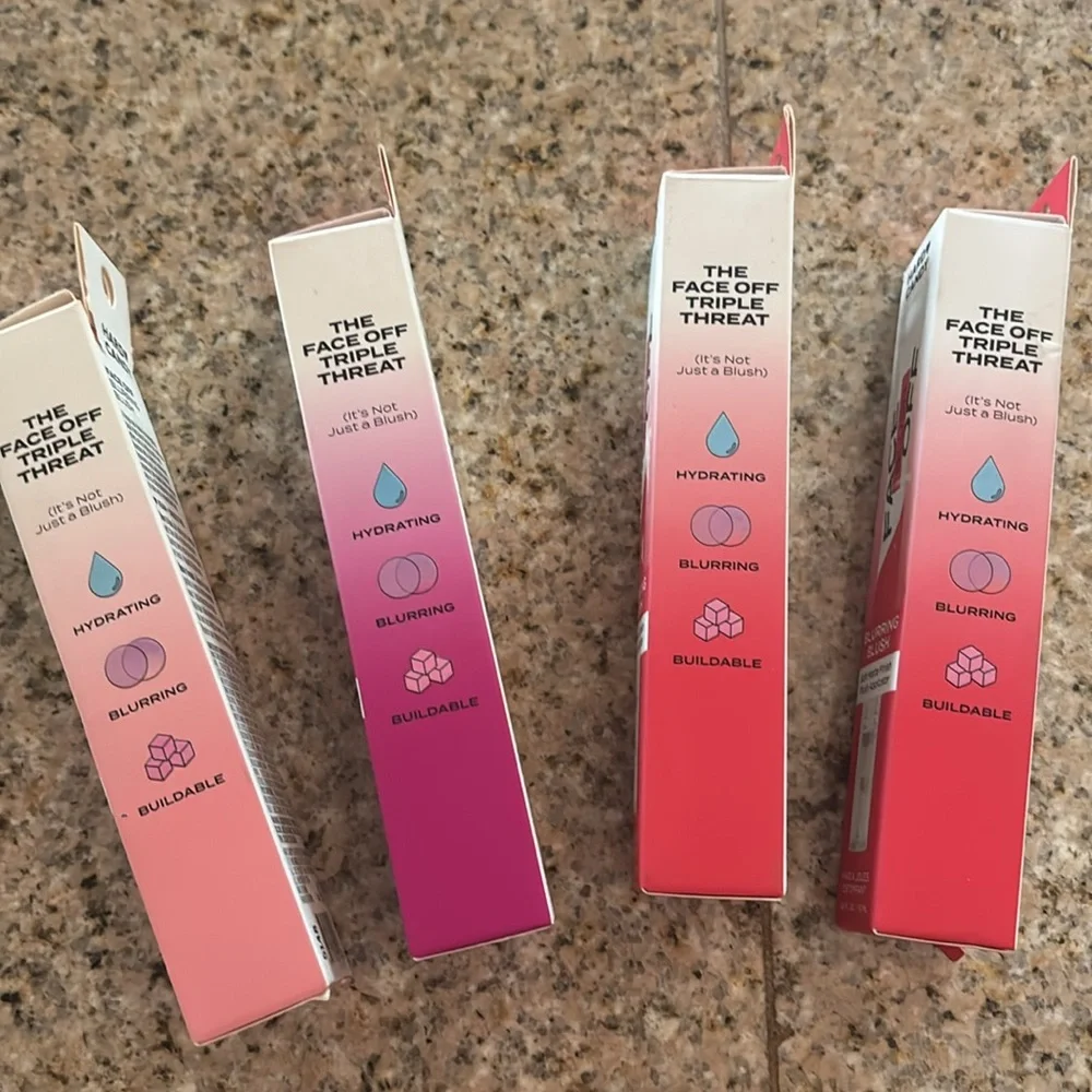 Hard Candy | Face Off Blush 4 Blurring Brush Soft Matte Finish Plush Applicator